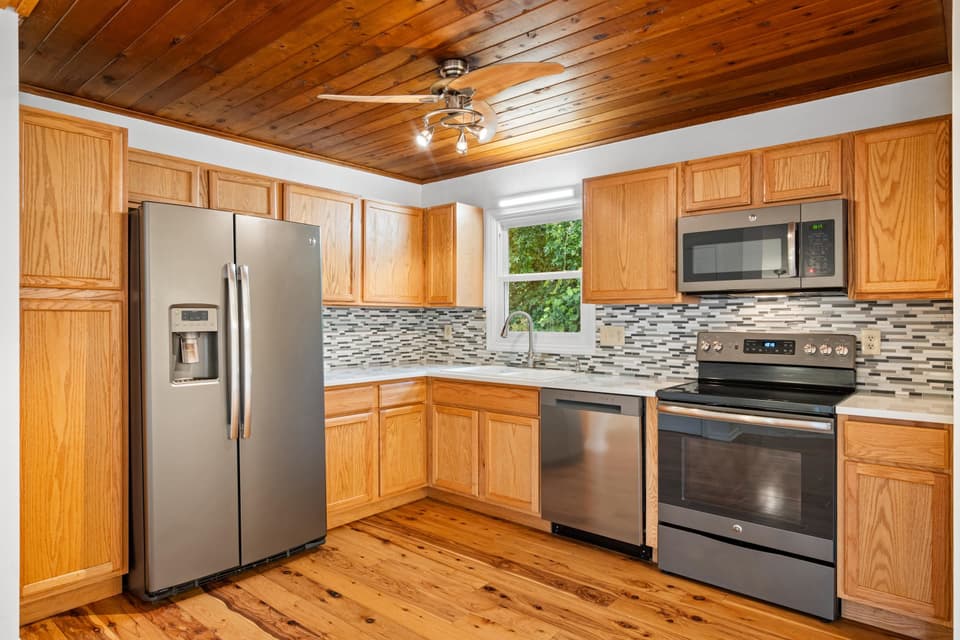 405 Overland Drive, photo 11 of 40