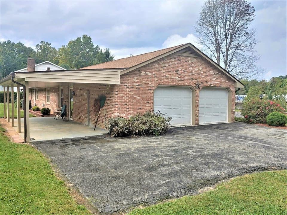 4585 Roanoke St, photo 10 of 40