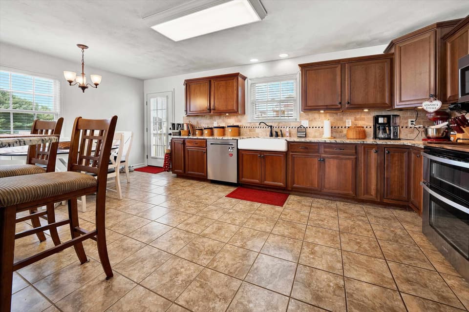 540 Harkrader Street, photo 2 of 35
