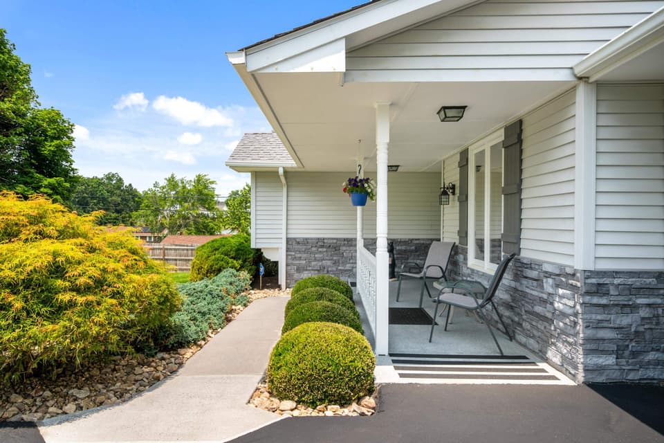 2395 Giles Drive SE, photo 7 of 40