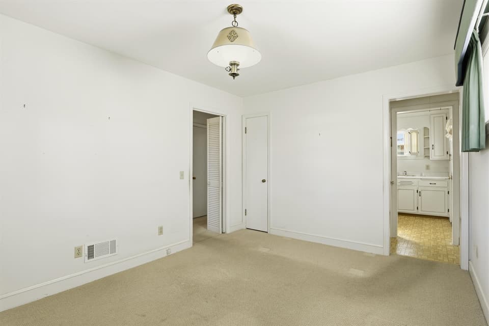 604 E Main Street, photo 17 of 40