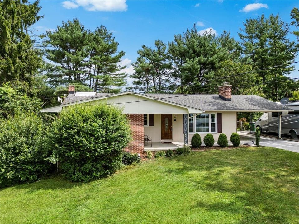 340 Walters Drive, photo 5 of 40
