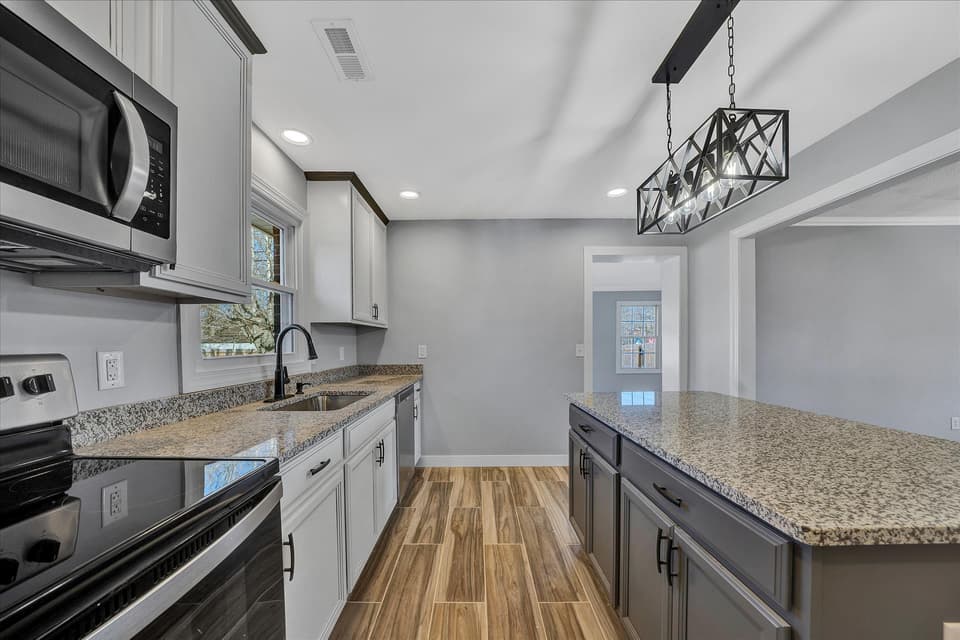 4090 Roanoke St, photo 5 of 36