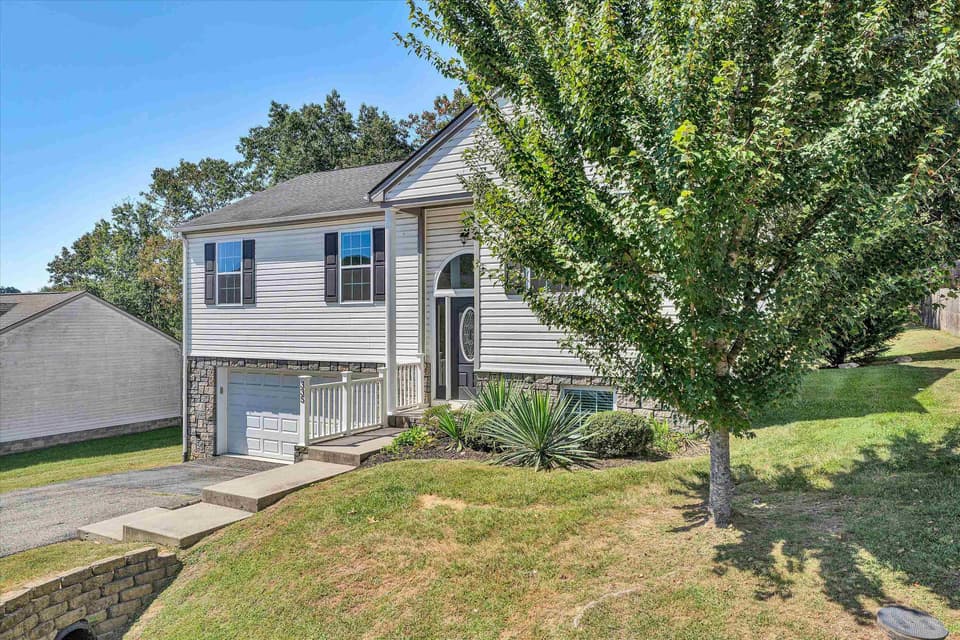 335 Robin Hood Drive, photo 3 of 40