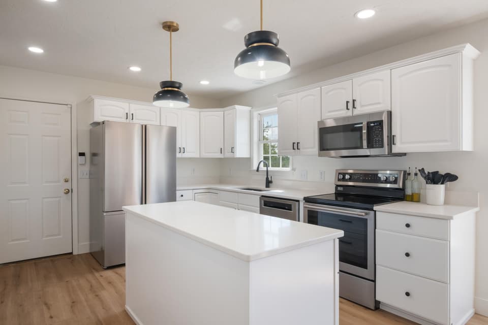 180 Sapphire Avenue, photo 20 of 40