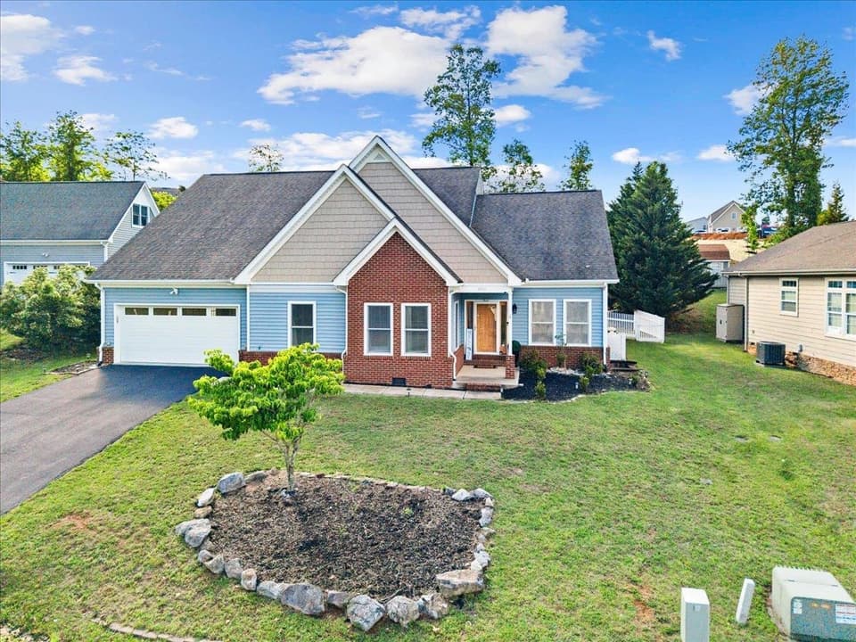 1015 Falor Lane, photo 2 of 40