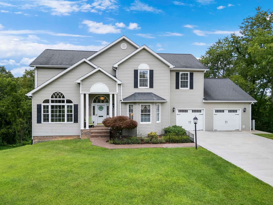 2285 Lubna Drive, photo 4 of 40