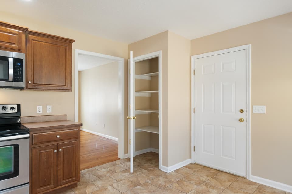 835 College Street, photo 13 of 33