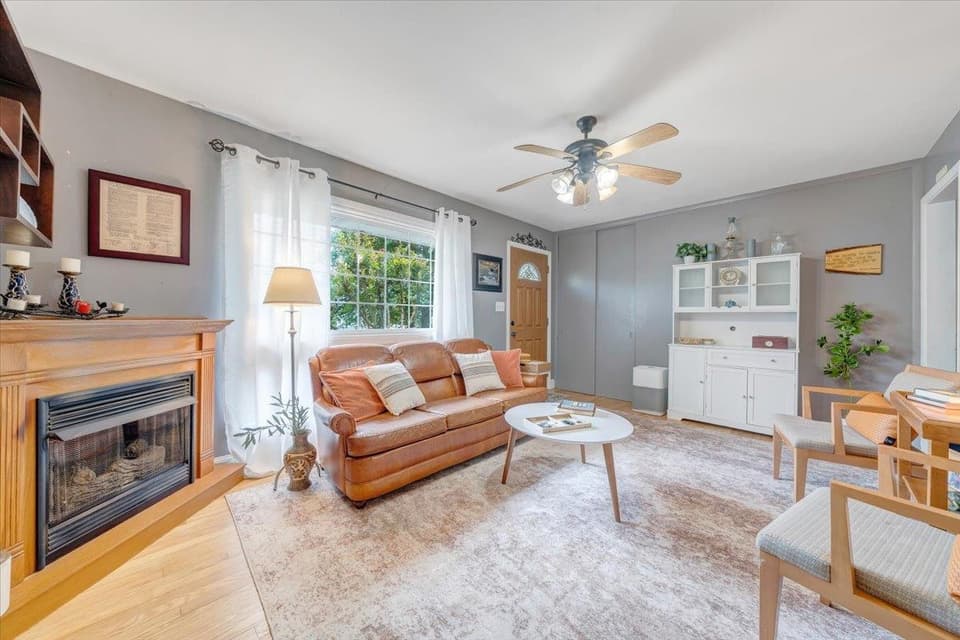 100 Roseland Drive SW, photo 7 of 35