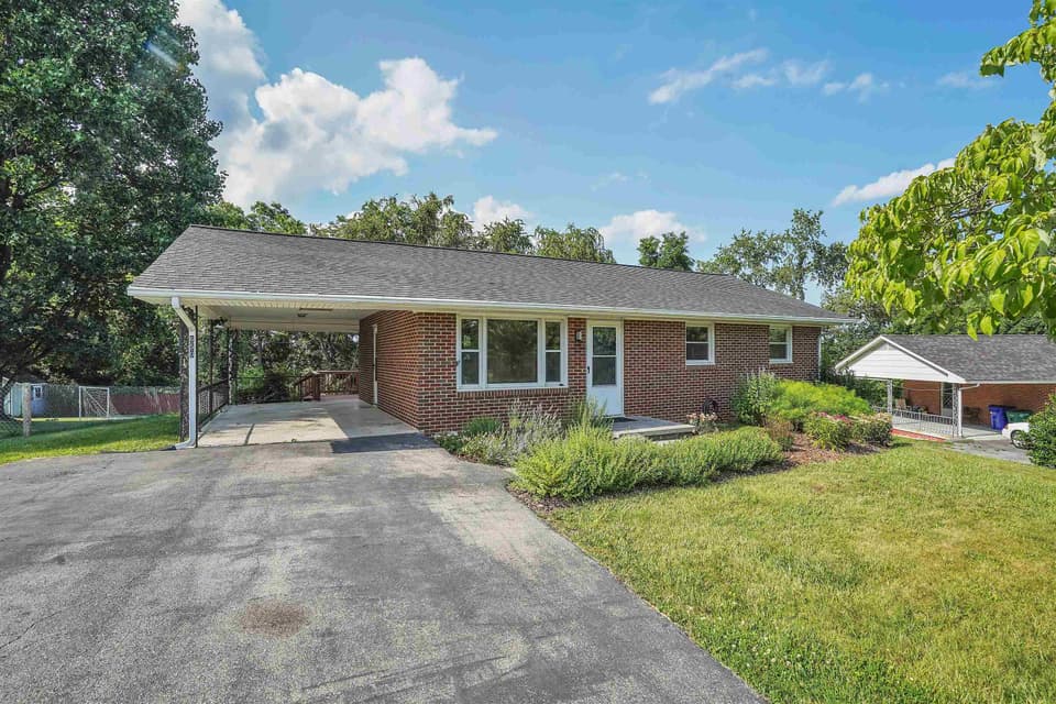 650 Betty Drive, photo 2 of 40