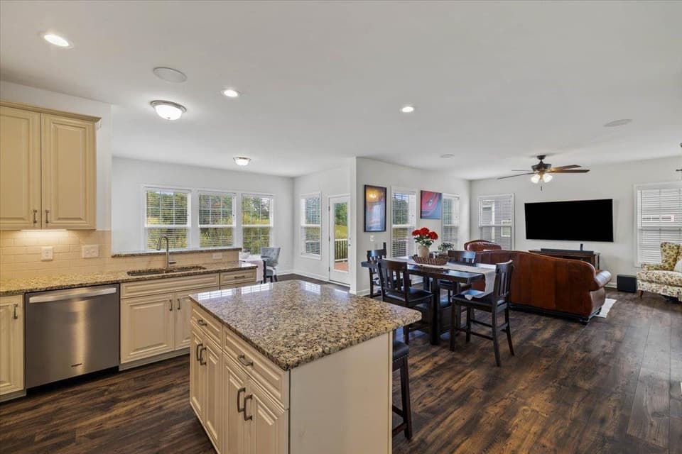 870 Jefferson Circle, photo 9 of 40