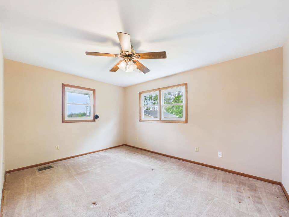 405 Maple Drive SE, photo 10 of 37