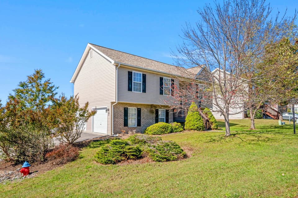 805 New Village Drive NW, Christiansburg, VA