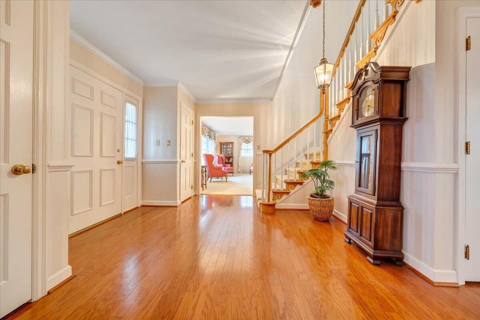 570 Summitridge Rd SW, photo 9 of 36