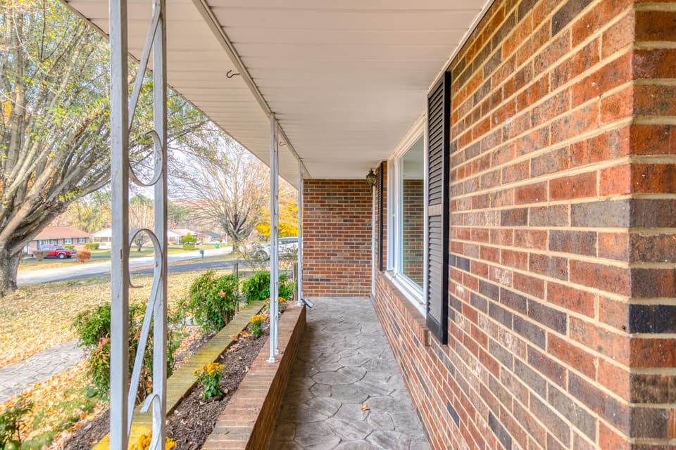 345 Maple Drive, photo 5 of 40