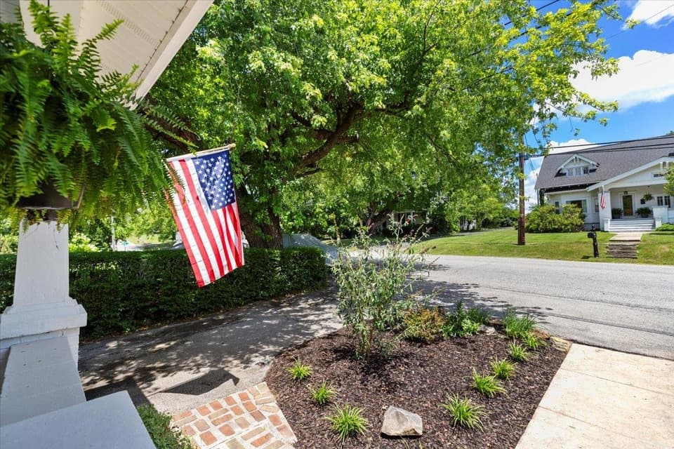 612 E Main Street, photo 9 of 40