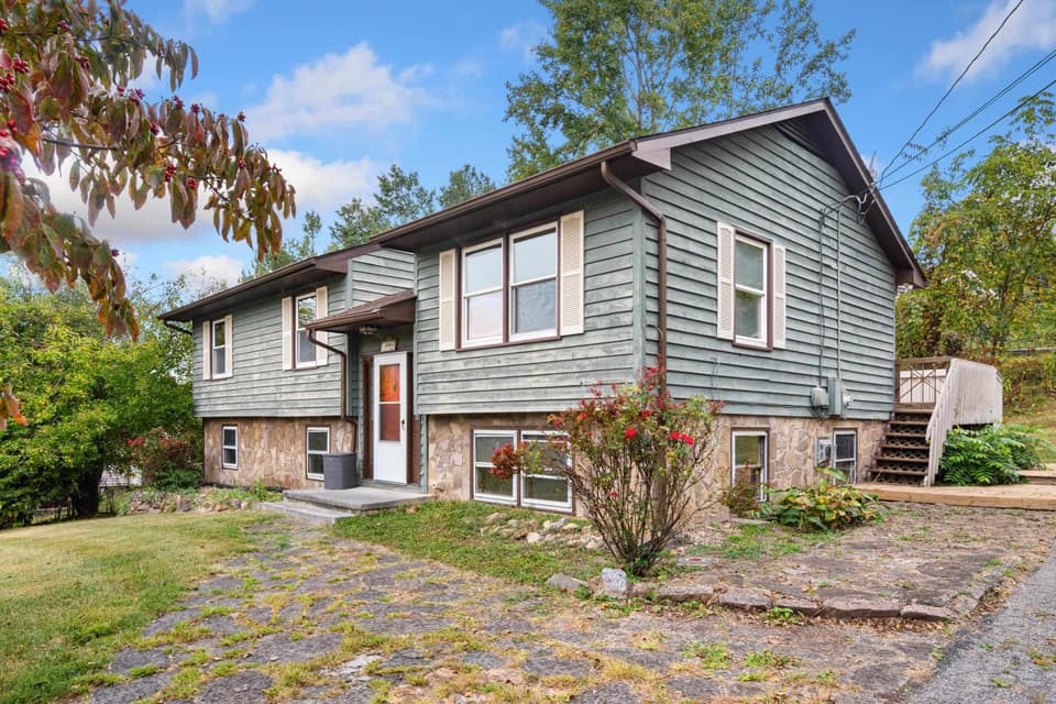 405 Overland Drive, photo 2 of 40