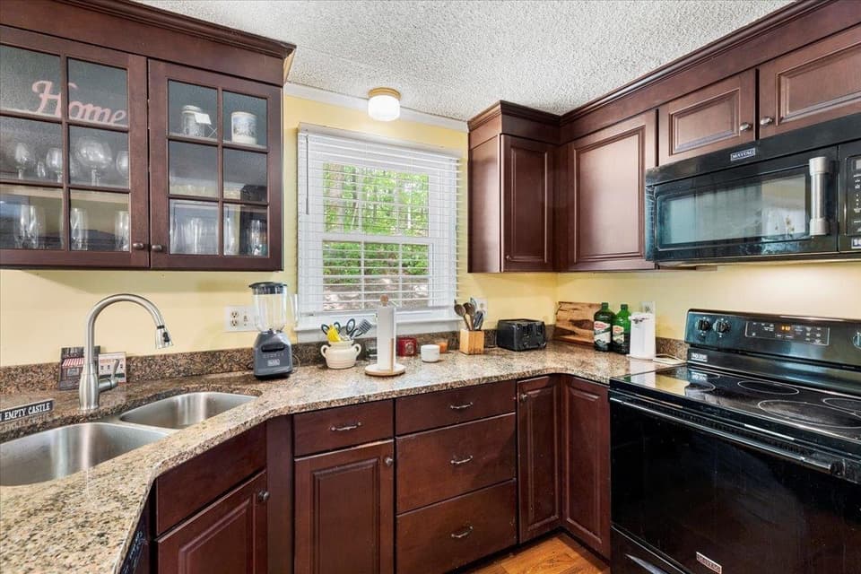 1290 Sherwood Drive, photo 9 of 40