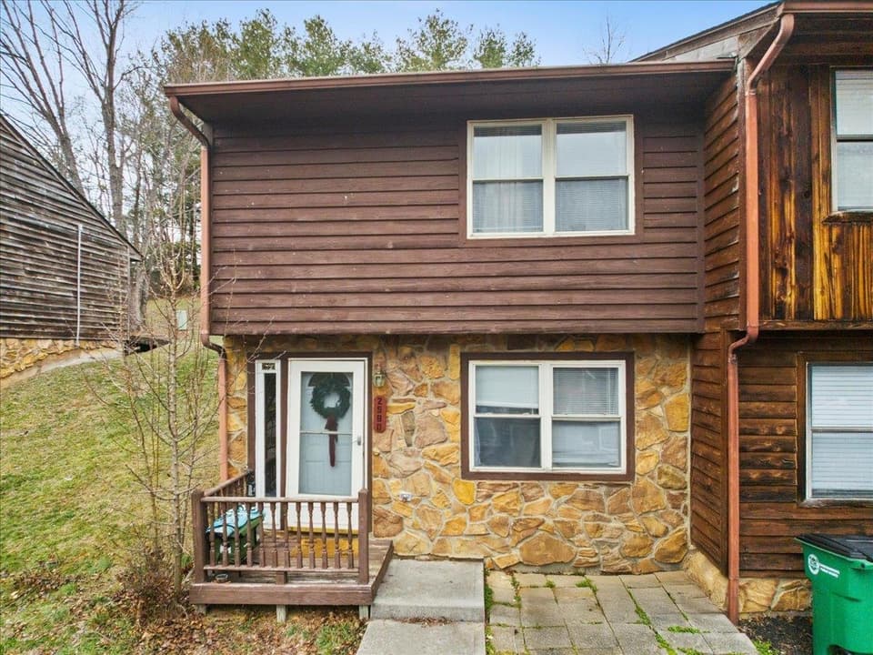 2590 Townhouse Street, photo 3 of 39