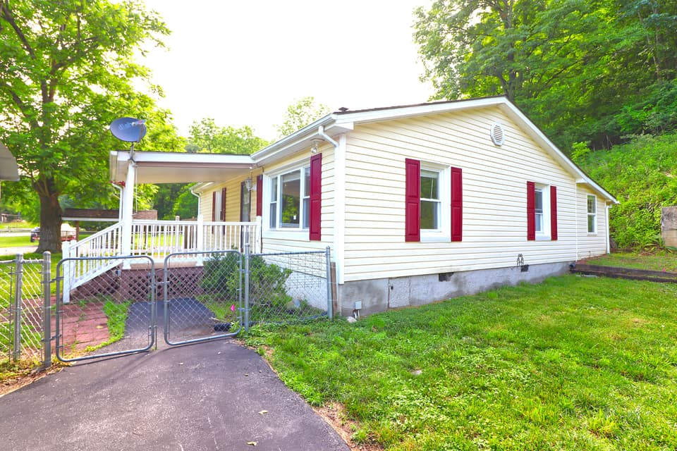 829 Walton Rd, photo 2 of 18