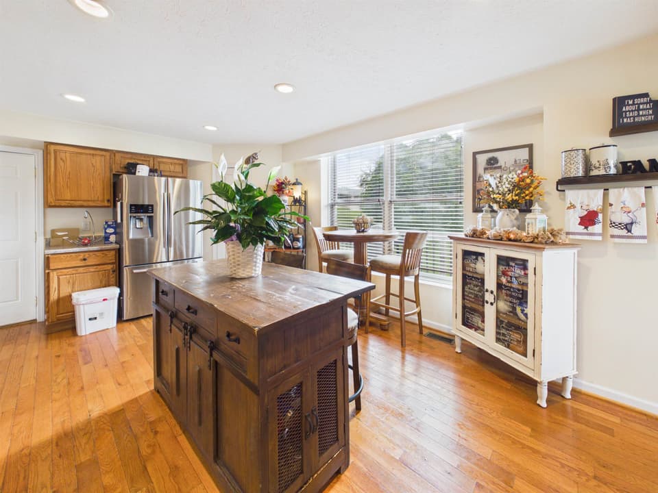 209 Rolling Hills Drive, photo 17 of 40