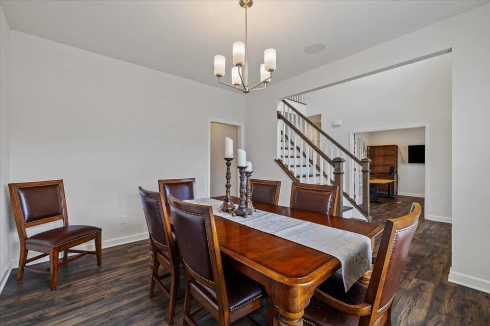 870 Jefferson Circle, photo 6 of 40