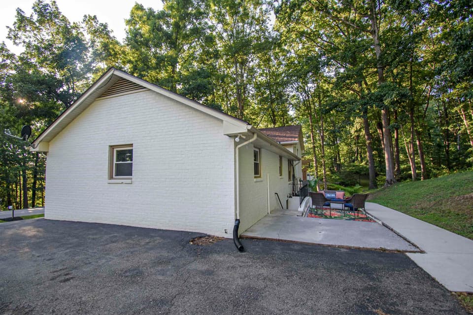 300 Arrowhead Trail, photo 8 of 39