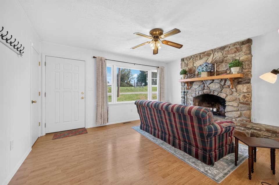 130 Pepper Street NE, photo 8 of 40