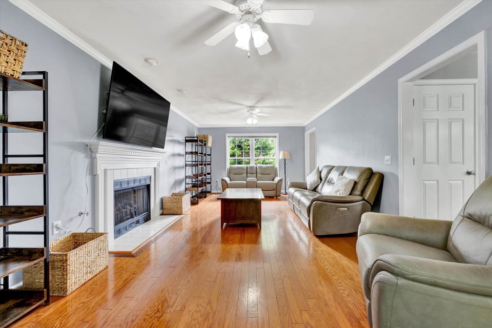 135 Sapphire Avenue, photo 8 of 40
