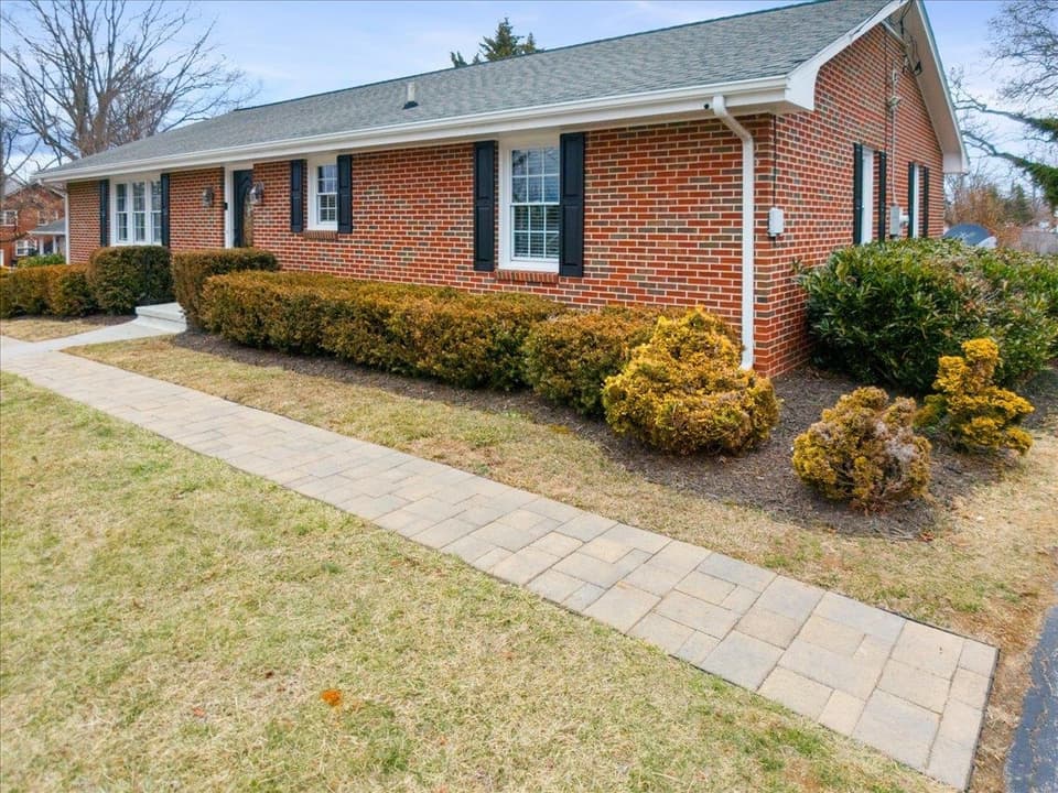 106 Miller Street SE, photo 6 of 40