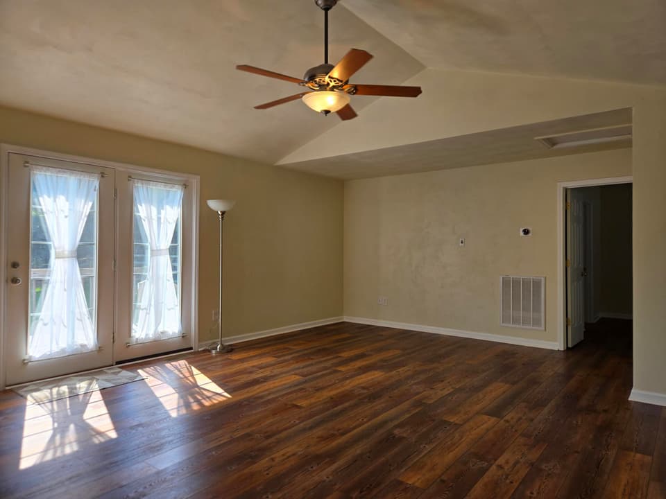 440 Windsor Dr, photo 2 of 33