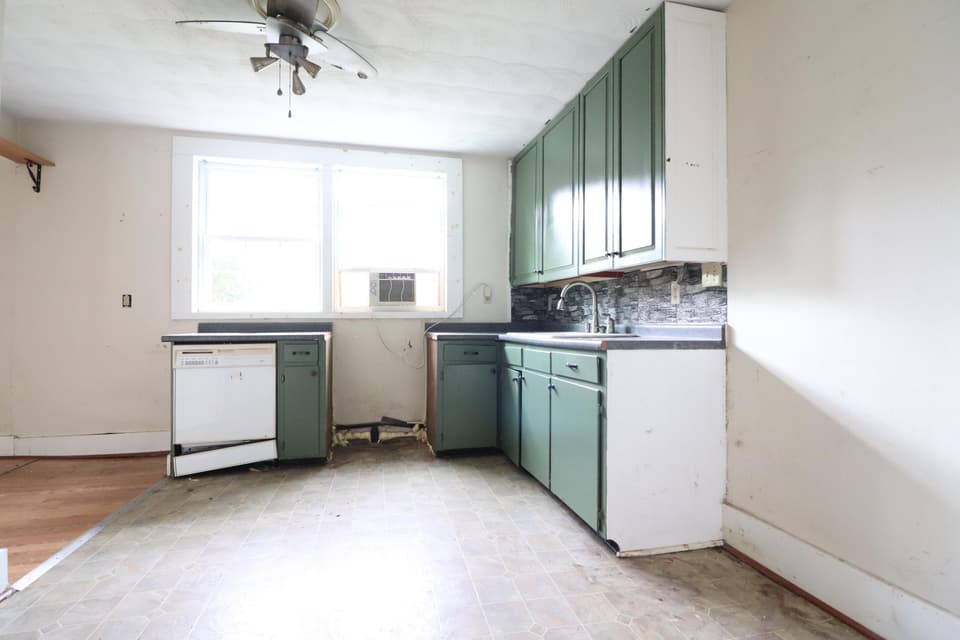 402 Craig St NE, photo 10 of 17