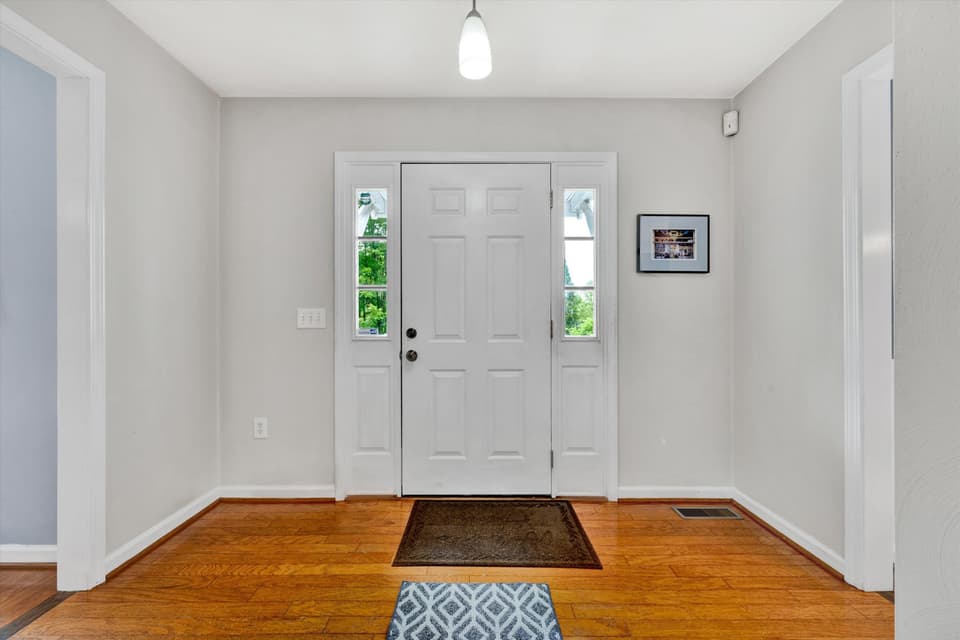 135 Sapphire Avenue, photo 4 of 40
