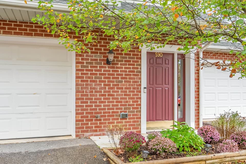 590 Tall Oak Boulevard, photo 4 of 40