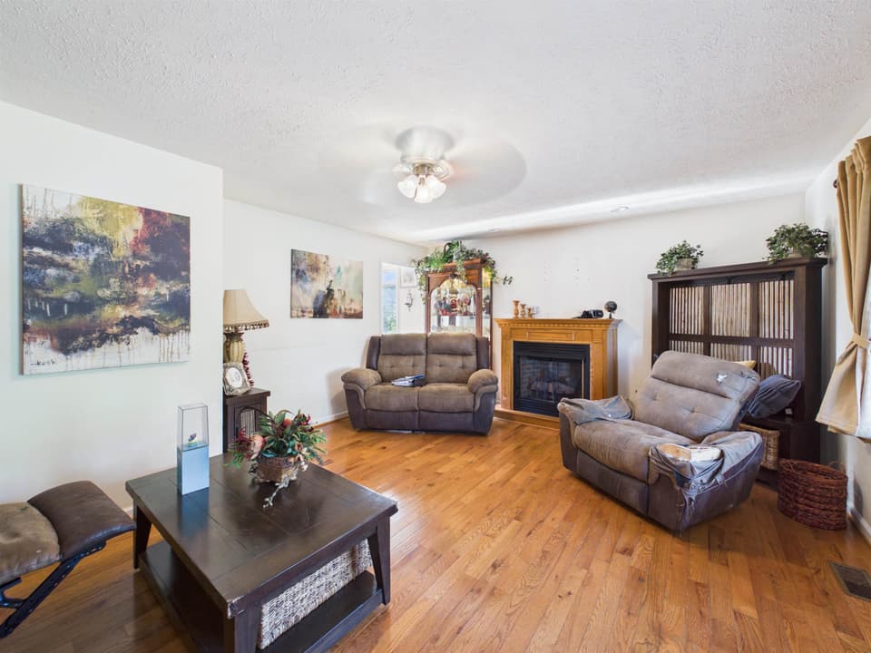 209 Rolling Hills Drive, photo 24 of 40