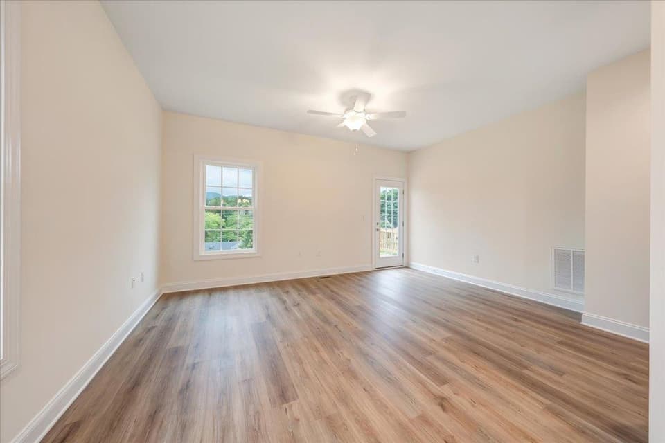 950 Holland Loop, photo 28 of 40