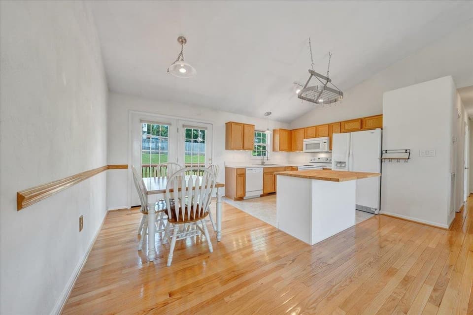 100 Wistaria Drive, photo 7 of 36
