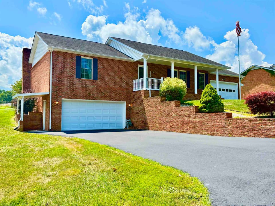 2355 Giles Drive SE, photo 7 of 40