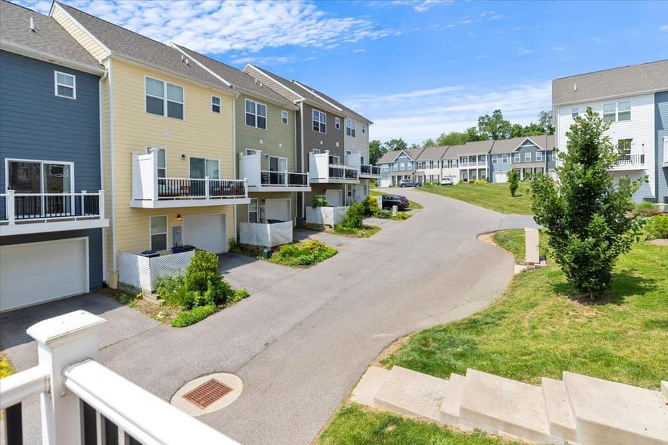 325 John Adams Drive, photo 38 of 40