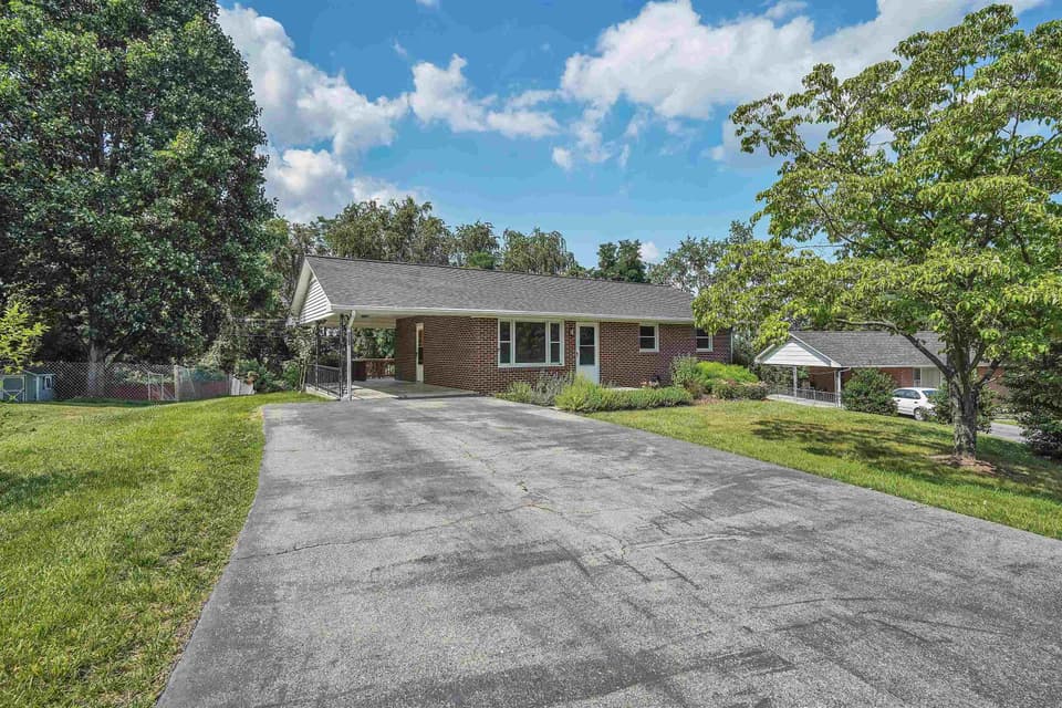 650 Betty Drive, photo 7 of 40