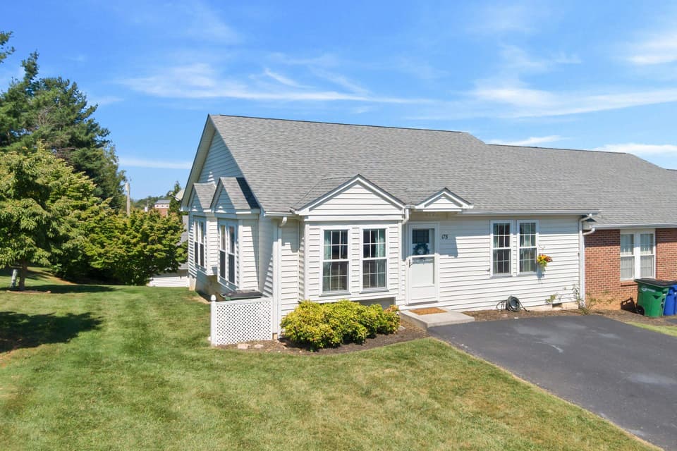 175 Darci Drive SE, photo 2 of 34
