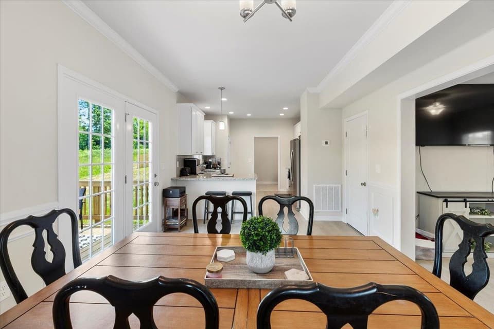 990 Holland Loop NW, photo 12 of 40
