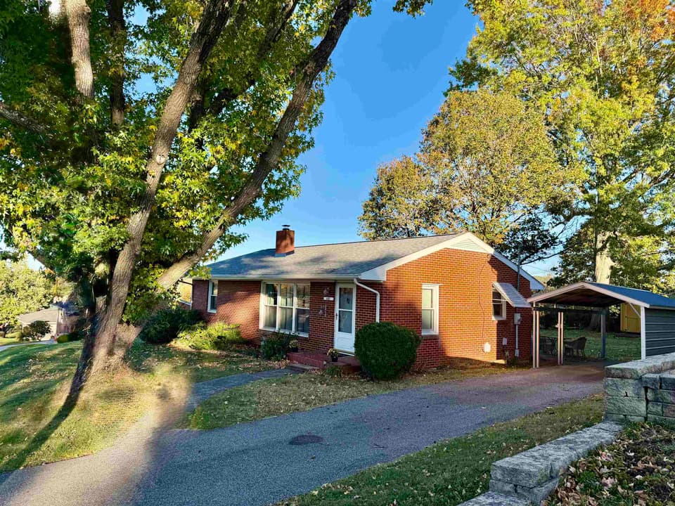 680 Mountainview Drive, photo 2 of 24