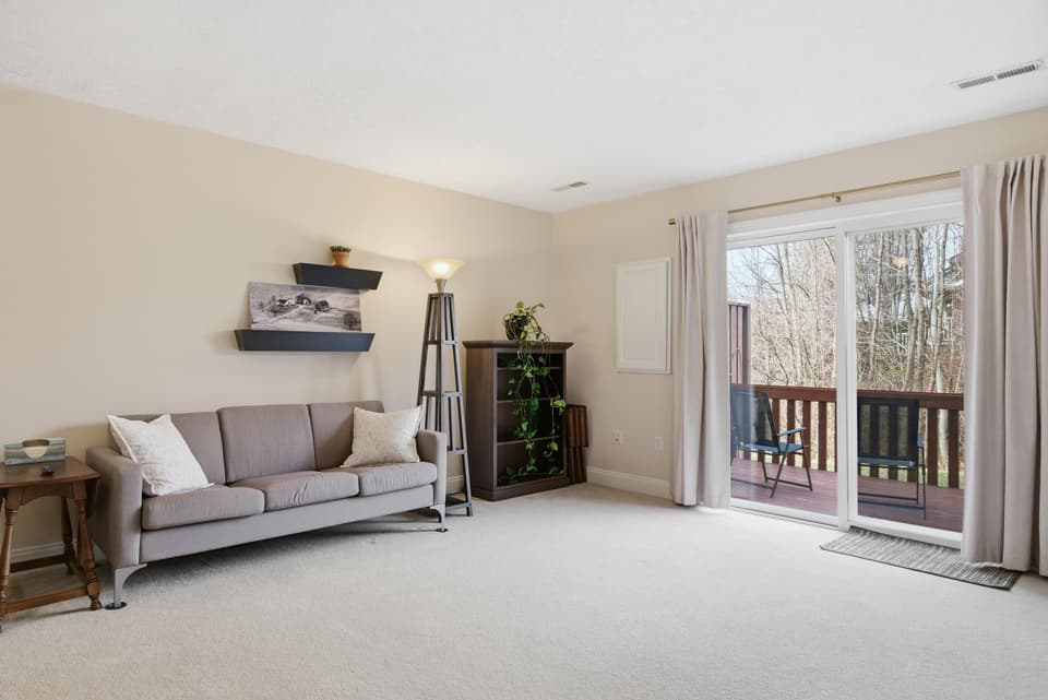565 Oaktree Boulevard, photo 15 of 31