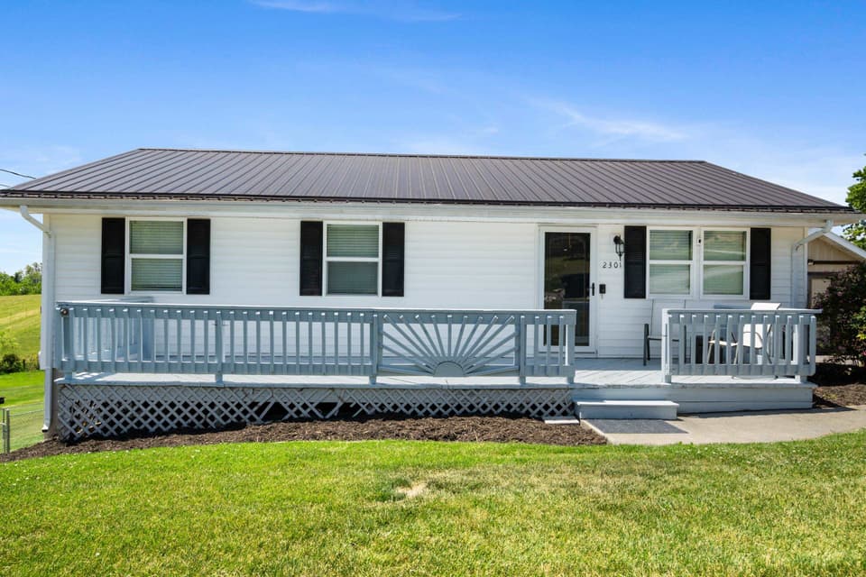 2301 Viewland Circle, photo 3 of 40