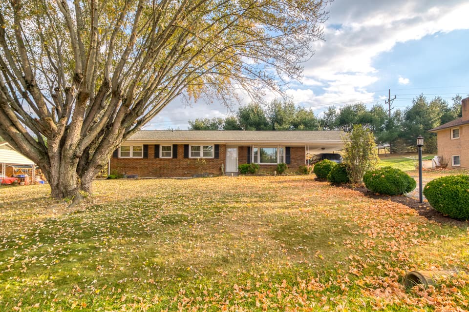345 Maple Drive, photo 2 of 40