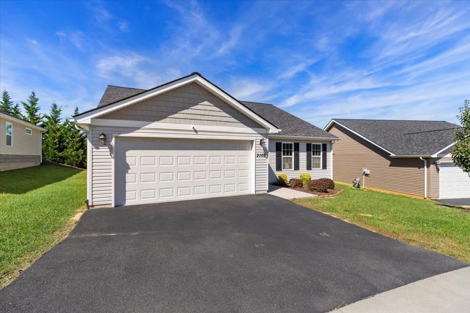 2100 Glade Drive SE, photo 4 of 40