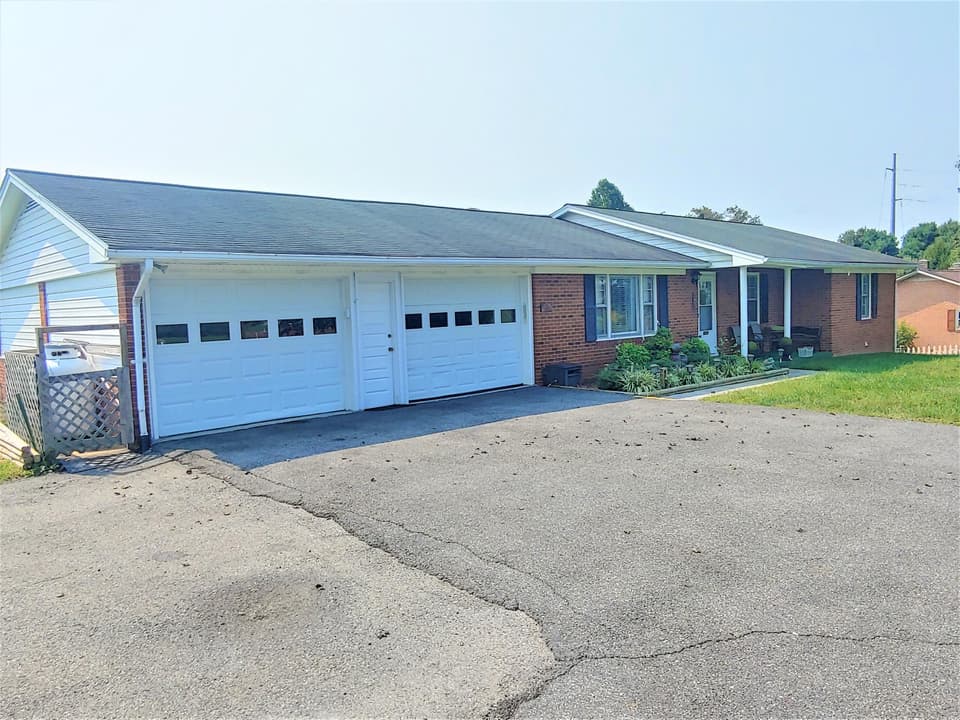 3875 Roanoke St, photo 2 of 40