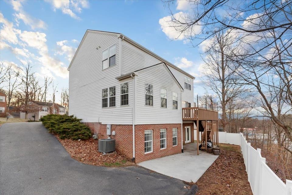 250 Barkwood Street, photo 7 of 40