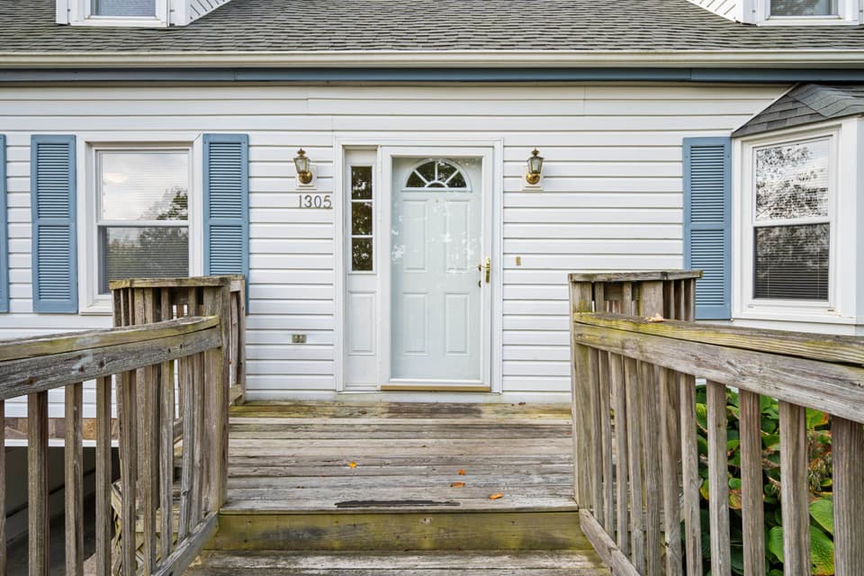 1305 Chestnut Drive, photo 7 of 40